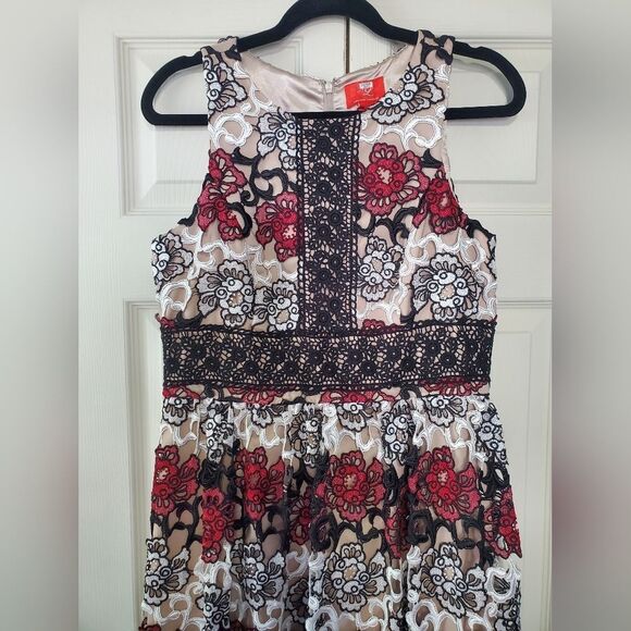 ML MONIQUE LHUILLIER Gardenia Lace Gown - Picture 4 of 7